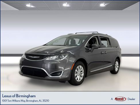 Used 2018 Chrysler Pacifica Touring-L FWD image 1