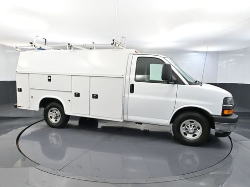 Used 2017 Chevrolet Express 3500 image 4