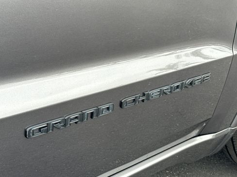 Used 2019 Jeep Grand Cherokee Altitude RWD image 11