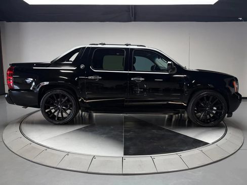 Used 2013 Chevrolet Avalanche LTZ RWD image 6