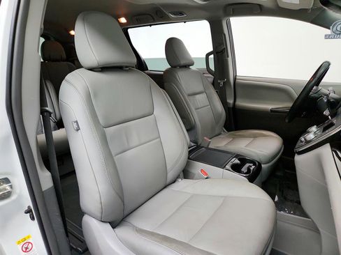 Used 2018 Toyota Sienna XLE image 28