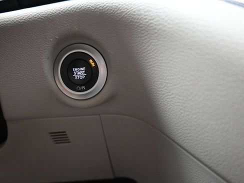 Used 2023 Chrysler Pacifica Touring-L FWD image 15