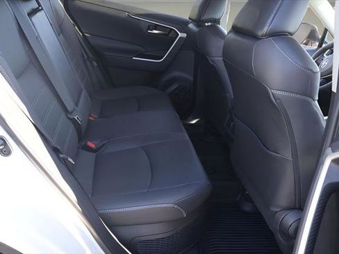 Used 2022 Toyota RAV4 XLE Premium image 19