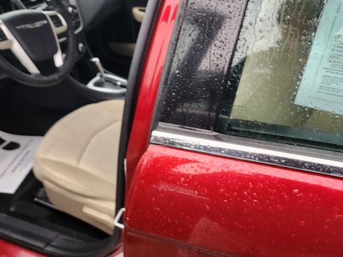 Used 2011 Chrysler 200 Touring image 6