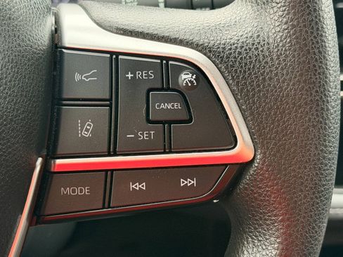 Used 2023 Toyota Highlander L FWD image 39
