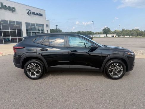 Used 2025 Chevrolet Trax LT FWD image 2