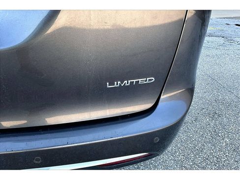 Used 2020 Chrysler Pacifica Limited FWD image 38