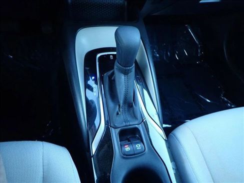 Used 2021 Toyota Corolla LE image 17