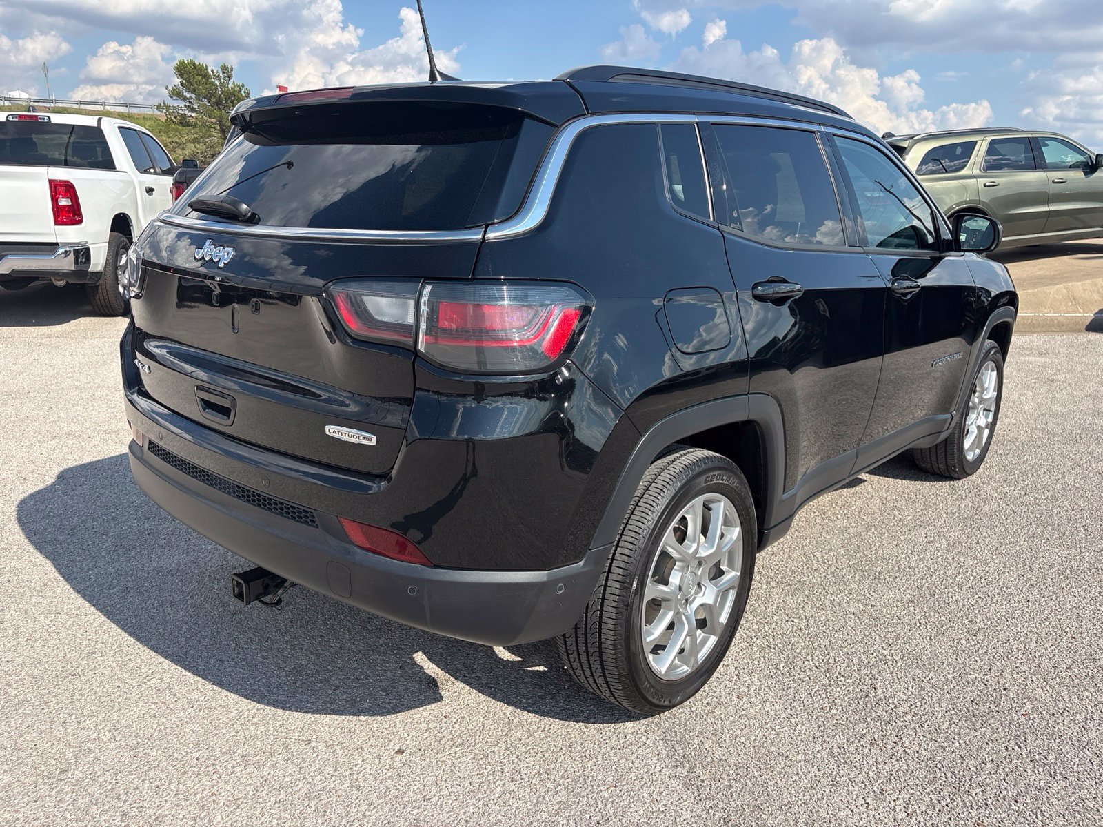 Used 2024 Jeep Compass Latitude w/ Sun and Sound Group AWD/4WD image 5