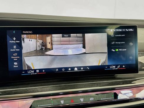 Used 2023 BMW i7 xDrive60 AWD/4WD image 35