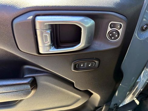 Used 2024 Jeep Wrangler Unlimited w/ Convenience Group AWD/4WD image 8