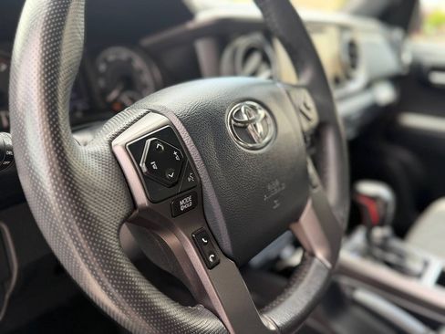 Used 2018 Toyota Tacoma TRD Off-Road w/ Technology Package AWD/4WD image 12