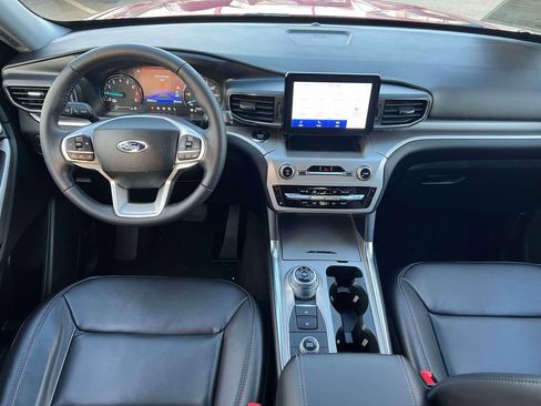 Used 2022 Ford Explorer XLT w/ Equipment Group 202A AWD/4WD image 12