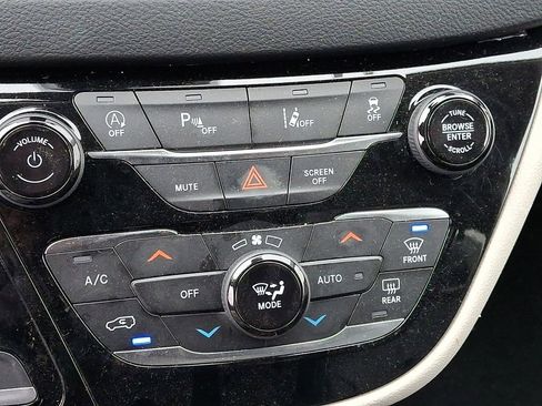 Used 2023 Chrysler Pacifica Touring-L image 17