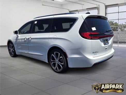 New 2024 Chrysler Pacifica Pinnacle image 6