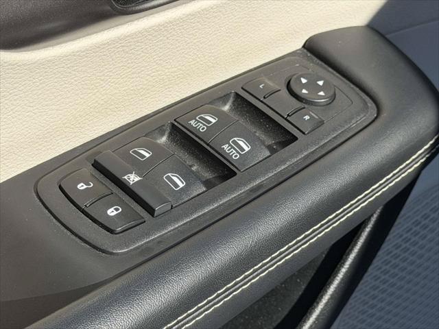 Used 2024 Chrysler Pacifica Touring-L FWD image 18