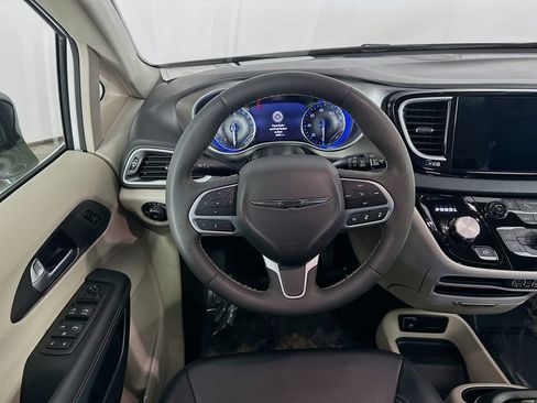 Certified 2024 Chrysler Pacifica Touring-L image 32