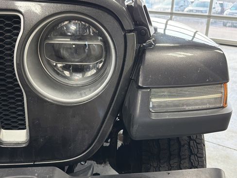 Used 2018 Jeep Wrangler Unlimited Sahara AWD/4WD image 16