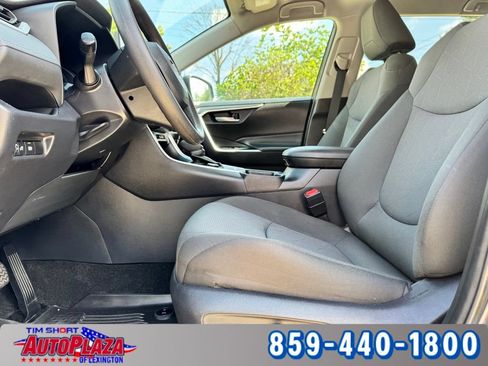 Used 2025 Toyota RAV4 XLE AWD/4WD image 40