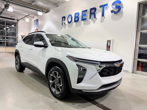 Used 2025 Chevrolet Trax LT w/ LT Convenience Package image 2