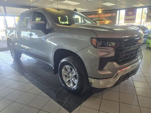 Used 2025 Chevrolet Silverado 1500 LT image 3