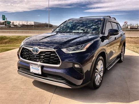 Used 2023 Toyota Highlander Platinum image 2