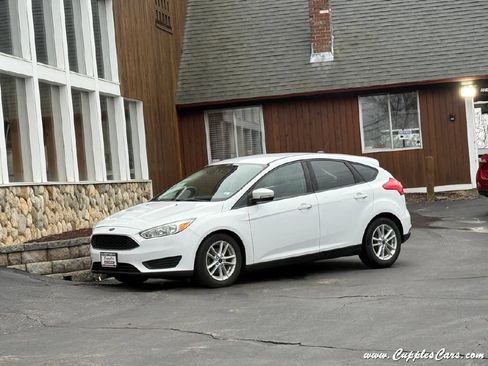 Used 2017 Ford Focus SE FWD image 2