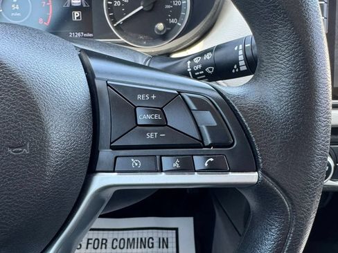 Used 2021 Nissan Versa SV FWD image 38
