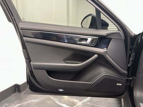 Used 2018 Porsche Panamera 4 image 16