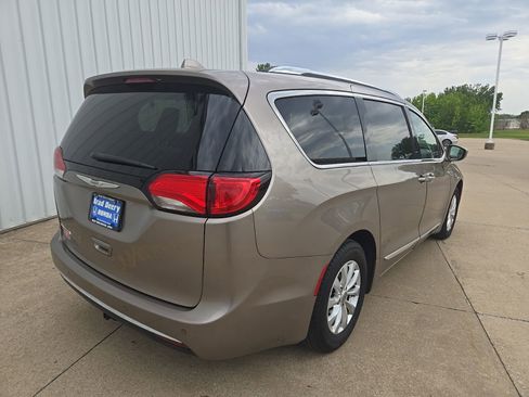 Used 2018 Chrysler Pacifica Touring-L FWD image 6