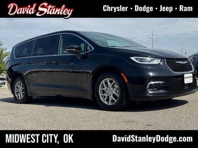Used 2025 Chrysler Pacifica Select