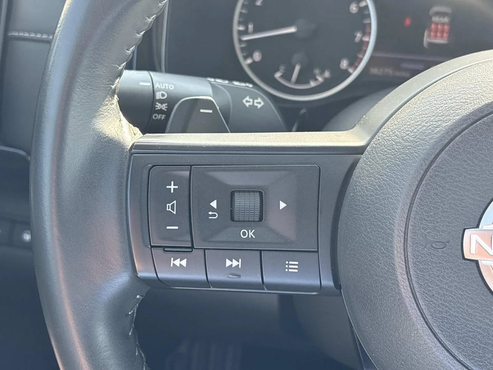 Used 2024 Nissan Pathfinder SV FWD image 26