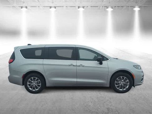New 2026 Chrysler Pacifica Limited image 9