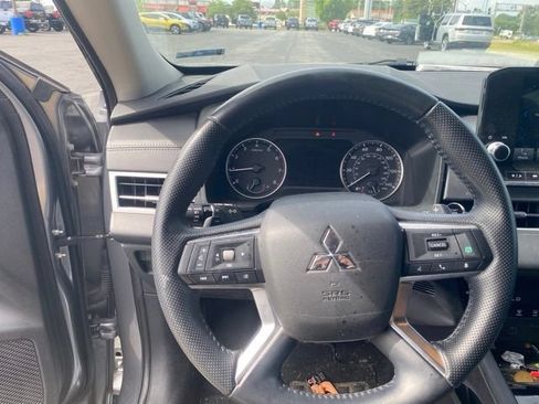 Used 2024 Mitsubishi Outlander AWD image 11