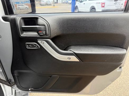 Used 2015 Jeep Wrangler Unlimited Sahara w/ Connectivity Group image 33