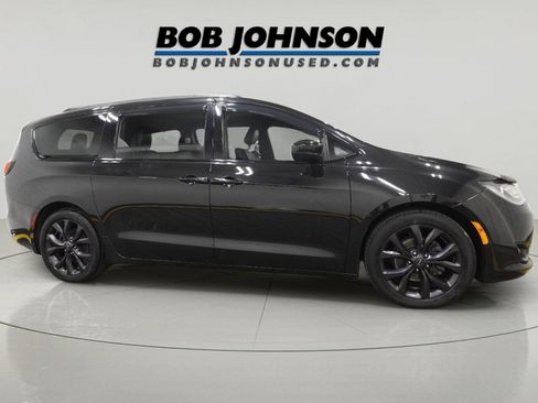 Used 2018 Chrysler Pacifica Touring-L Plus w/ S Appearance Package FWD image 1