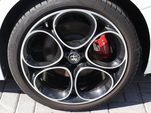 Used 2022 Alfa Romeo Giulia Veloce image 40