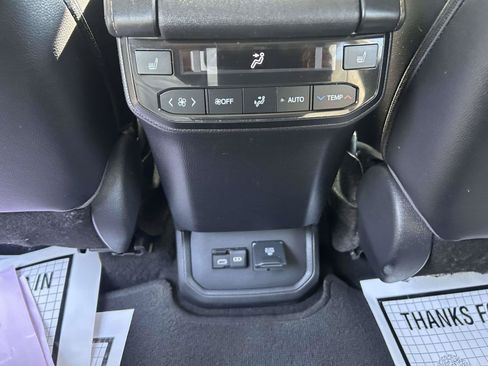 Used 2023 Toyota Highlander Platinum FWD image 19