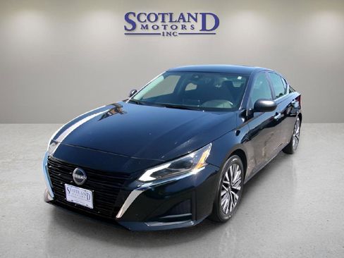 Used 2024 Nissan Altima 2.5 SV FWD image 2
