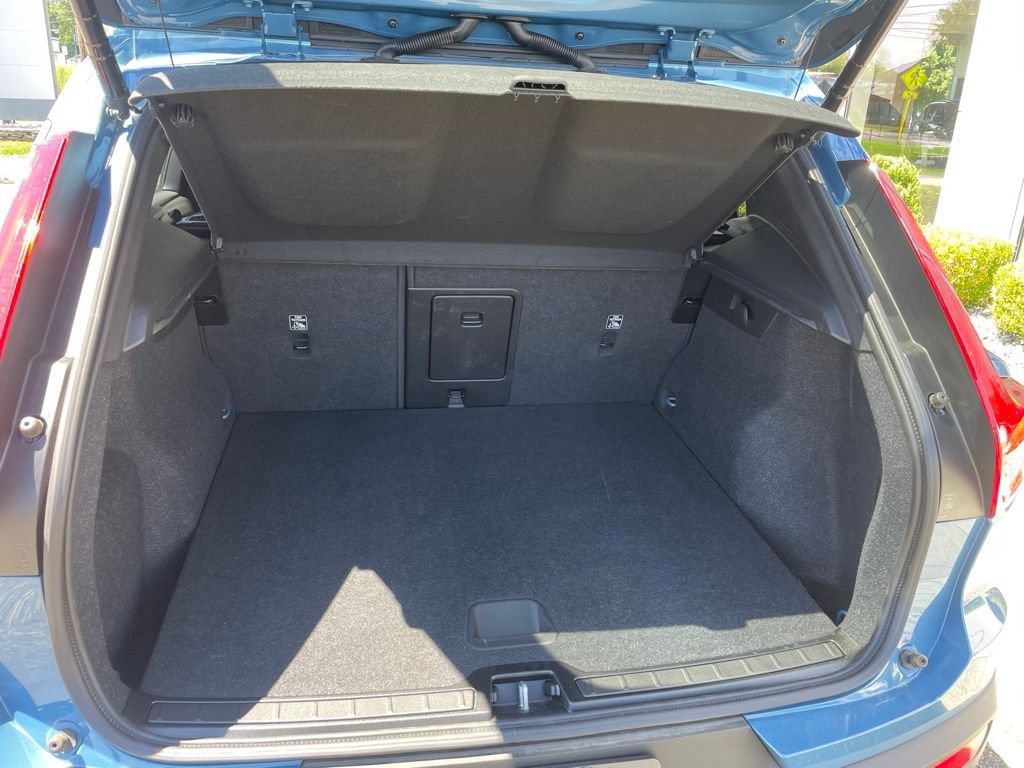 Used 2025 Volvo XC40 B5 Core AWD/4WD image 12