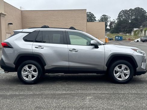 Used 2021 Toyota RAV4 XLE AWD/4WD image 3