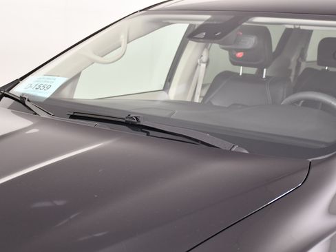 Used 2024 Chrysler Pacifica Touring-L FWD image 12