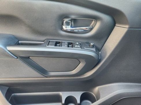 Used 2018 Nissan Titan SV w/ SV Convenience Package image 25
