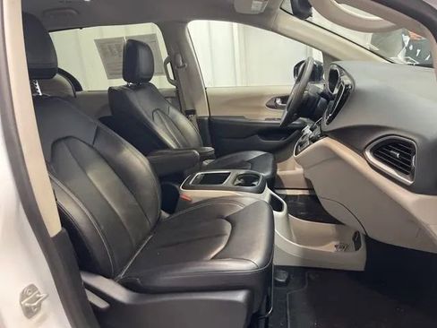 Used 2024 Chrysler Pacifica Touring-L image 16