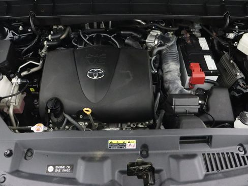 Used 2022 Toyota Highlander XLE FWD image 42