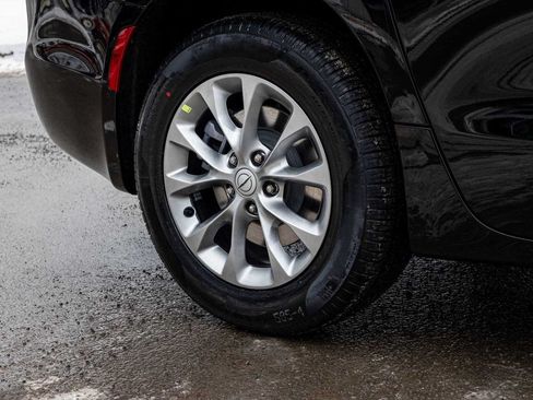 New 2026 Chrysler Pacifica Select AWD/4WD image 10