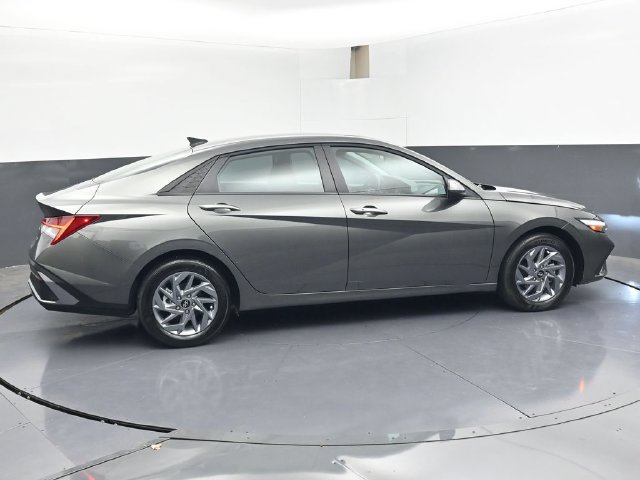 Used 2026 Hyundai Elantra Hybrid FWD image 3