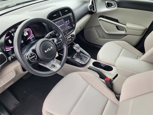 Used 2023 Kia Soul LX w/ LX Technology Package image 8