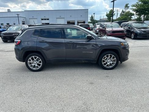 Used 2024 Jeep Compass Latitude w/ Sun and Sound Group AWD/4WD image 4