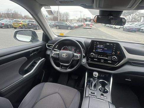 Used 2022 Toyota Highlander LE AWD/4WD image 25